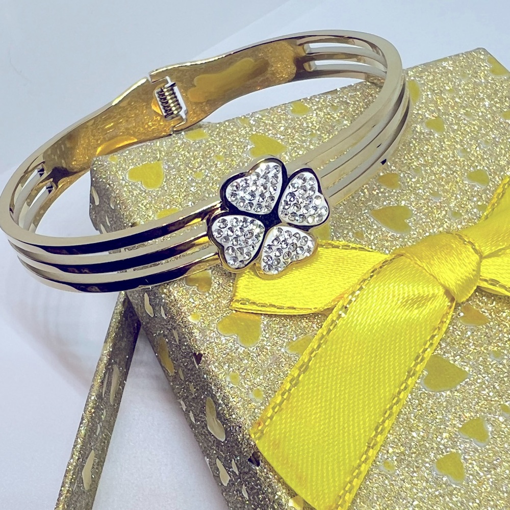 Bangle bracelet